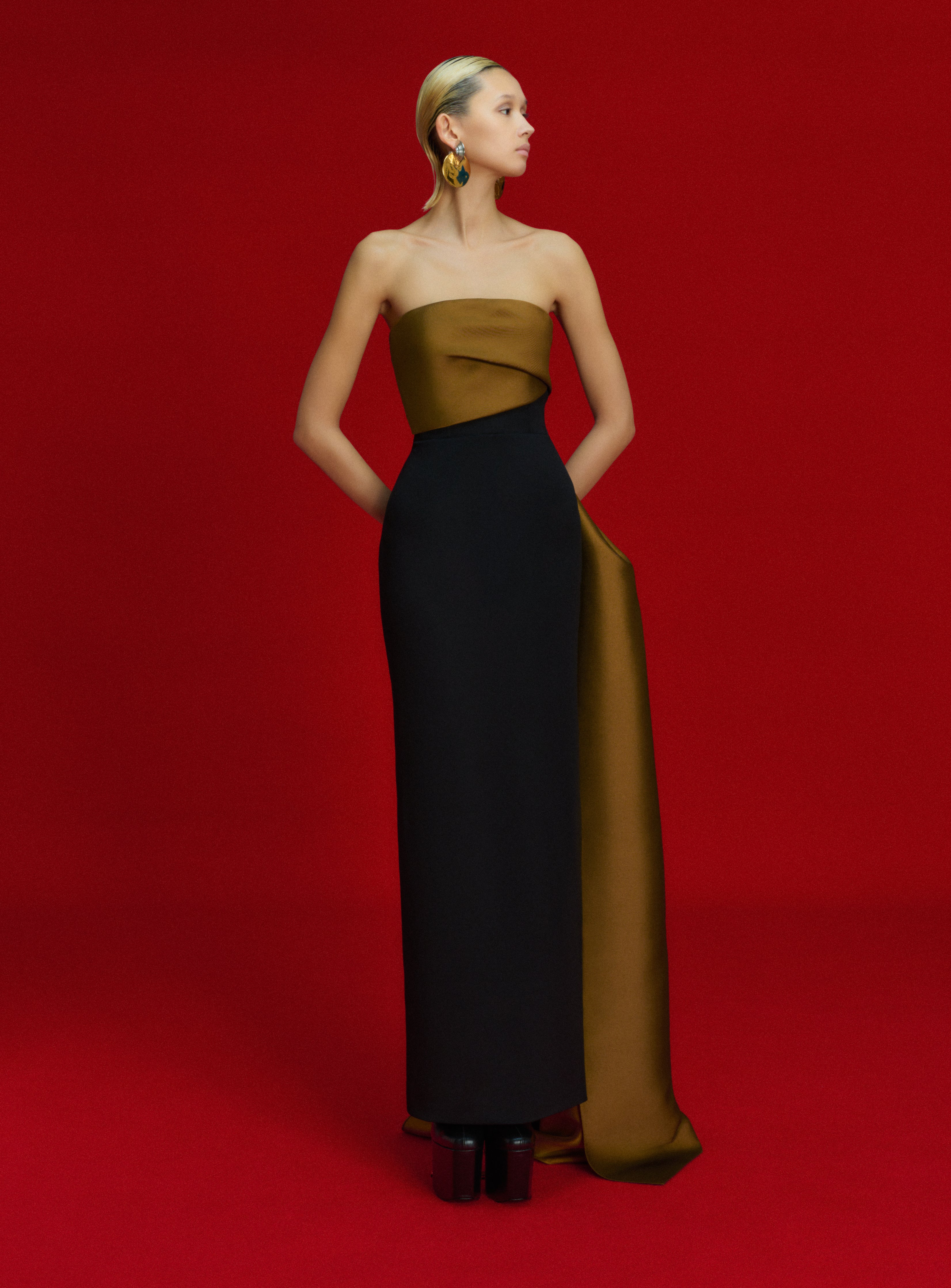 The Kinsley Maxi Dress in Gold and Black - Image 2