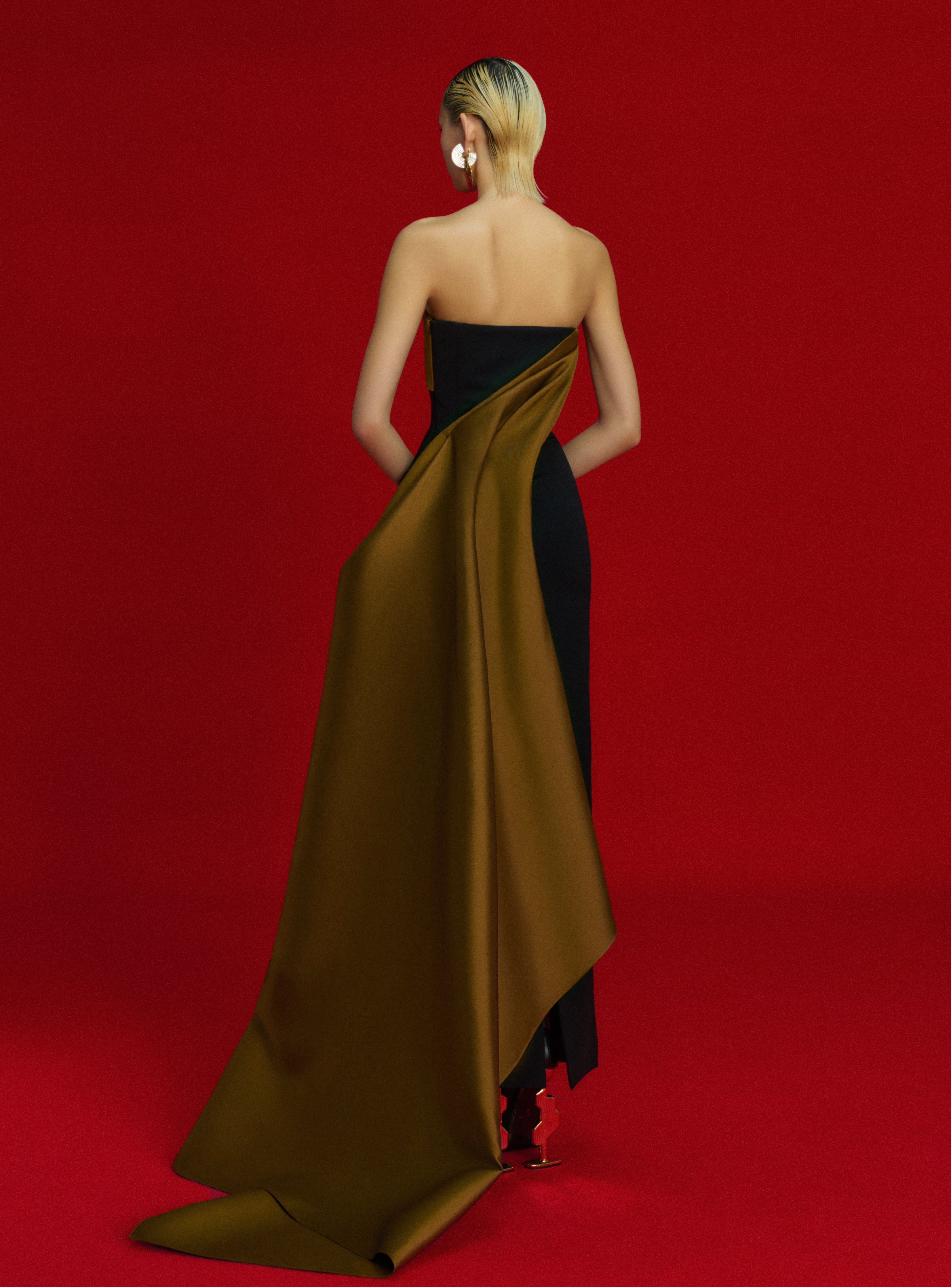 The Kinsley Maxi Dress in Gold and Black - Image 3